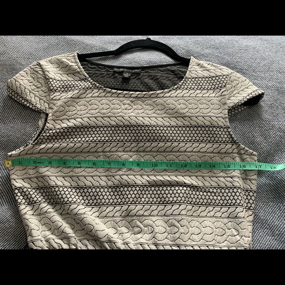 Short belted dress. Nice fabric. Neutral colours. - Picture 4 of 6